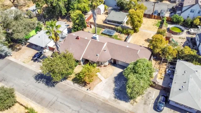 aerial view of a house with yard and swimming pool