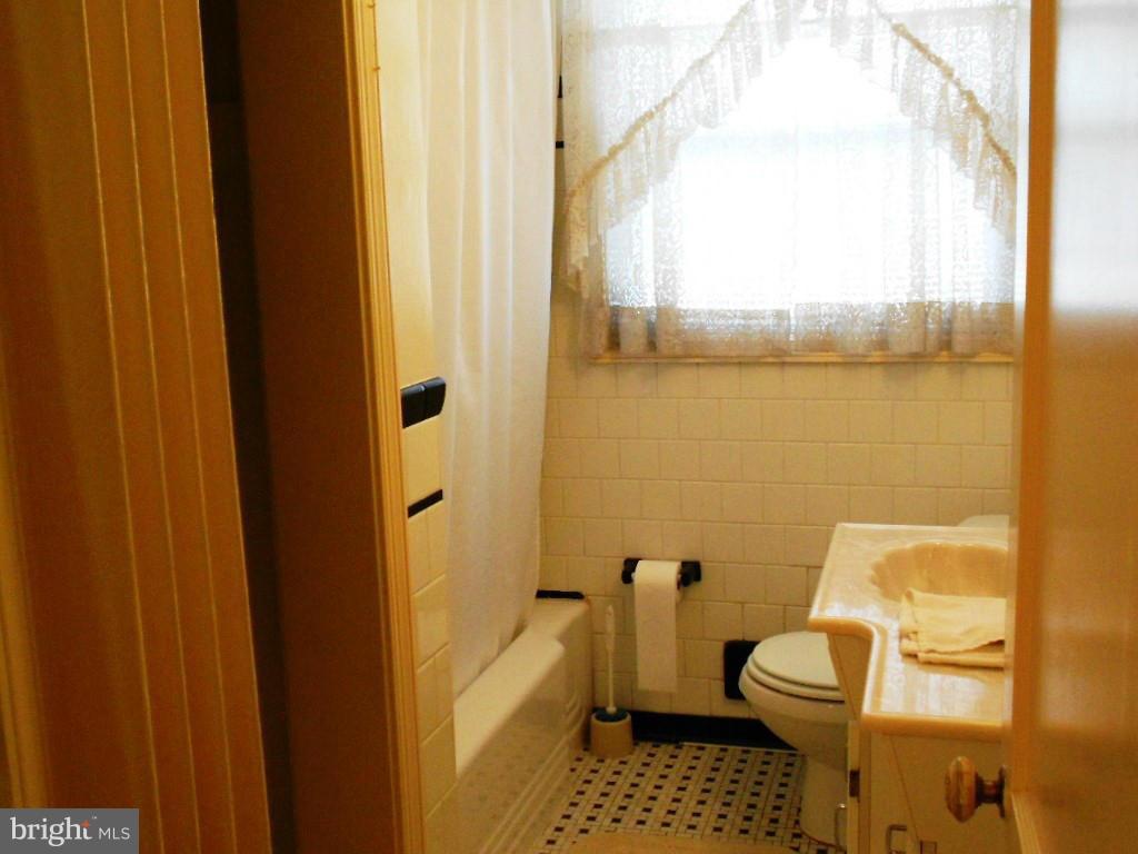 1102 Halstead Road Baltimore, MD 21234 - Photo 15 of 23 Bath