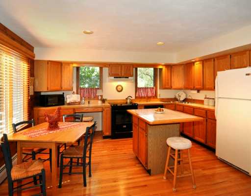 32 Loring Road Bristol, RI 02809 - Photo 3 of 12 Kitchen.