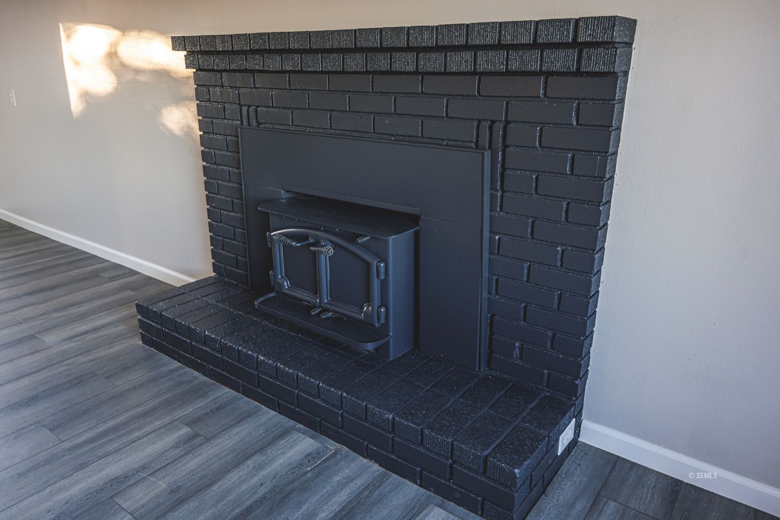 1525 South Porter Ridgecrest, CA 93555 - Photo 5 of 29 a room with a fireplace