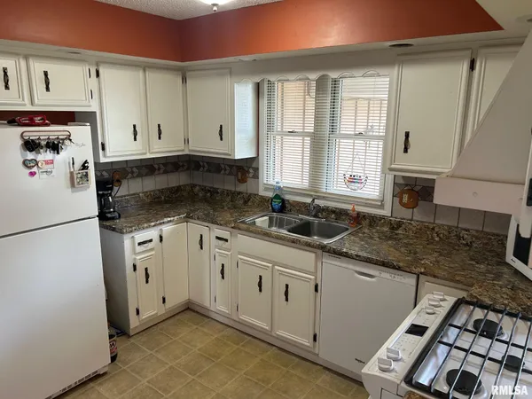 $259,900 | 403 Virginia Avenue, Taylorville, IL 62568