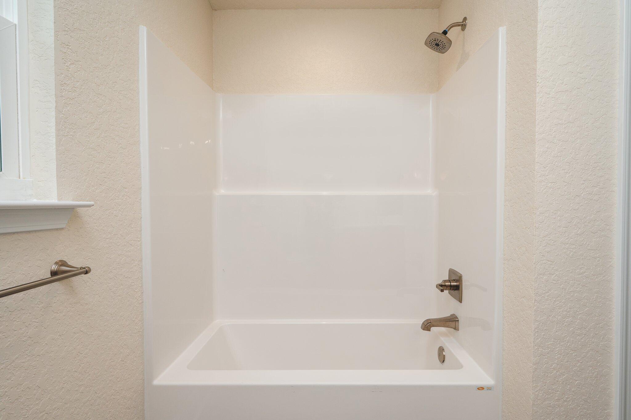 609 East Chestnut Avenue Crestview, FL 32539 - Photo 19 of 31 a bathroom with a bathtub