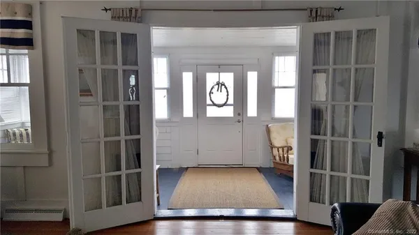 a view of entryway with a rug