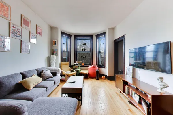 $1,125,000 | 1322 West Barry Avenue, Chicago, IL 60657
