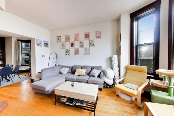 $1,125,000 | 1322 West Barry Avenue, Chicago, IL 60657