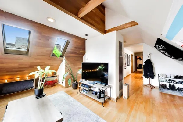 $1,125,000 | 1322 West Barry Avenue, Chicago, IL 60657