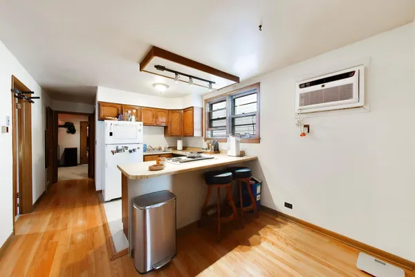 $1,125,000 | 1322 West Barry Avenue, Chicago, IL 60657