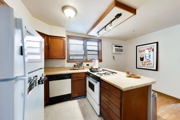 $1,125,000 | 1322 West Barry Avenue, Chicago, IL 60657