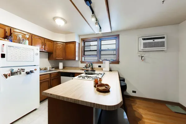 $1,125,000 | 1322 West Barry Avenue, Chicago, IL 60657