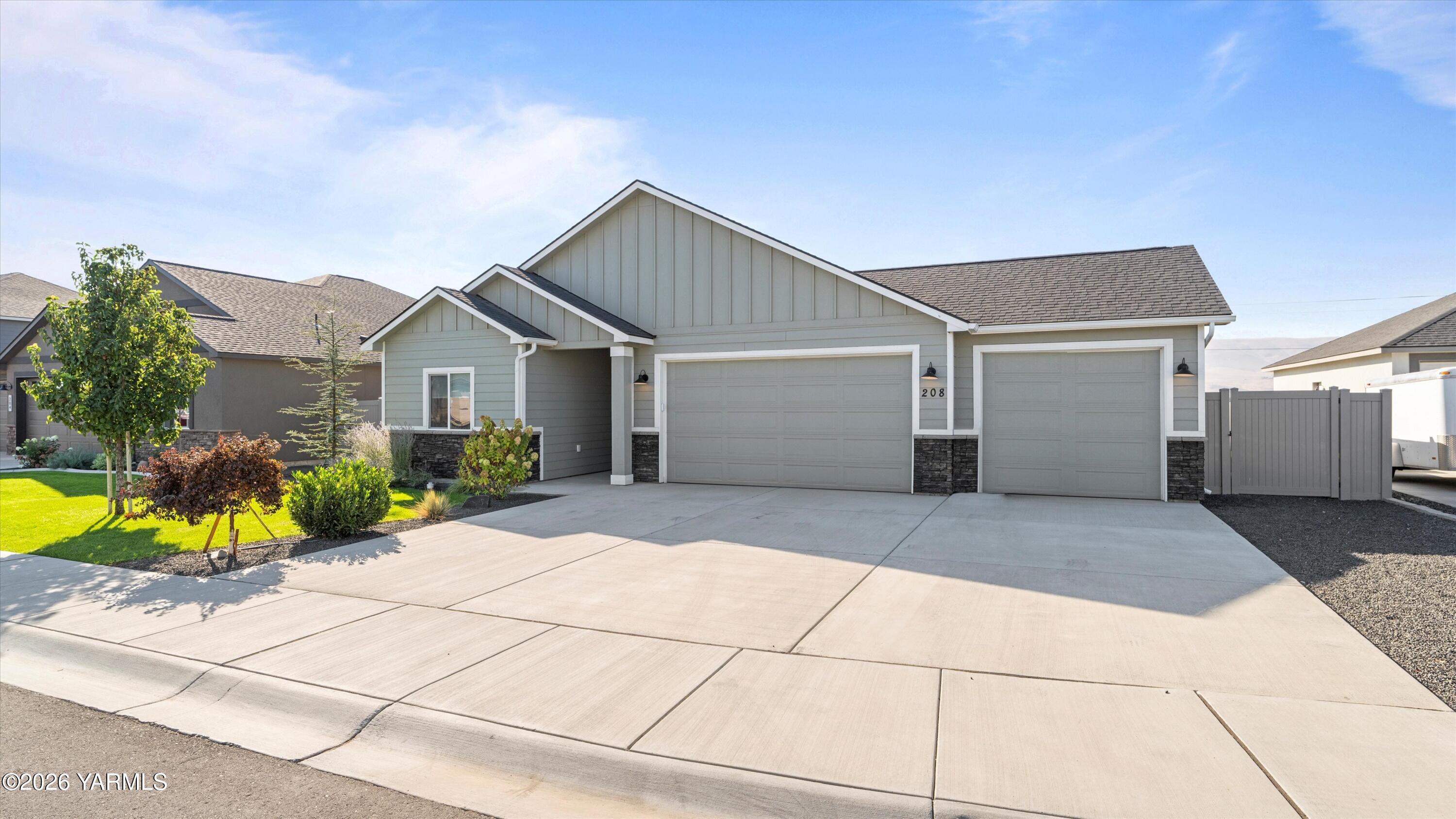 208 Bratton Street Prosser, WA 99350 - Photo 2 of 36 Great Curb Appeal