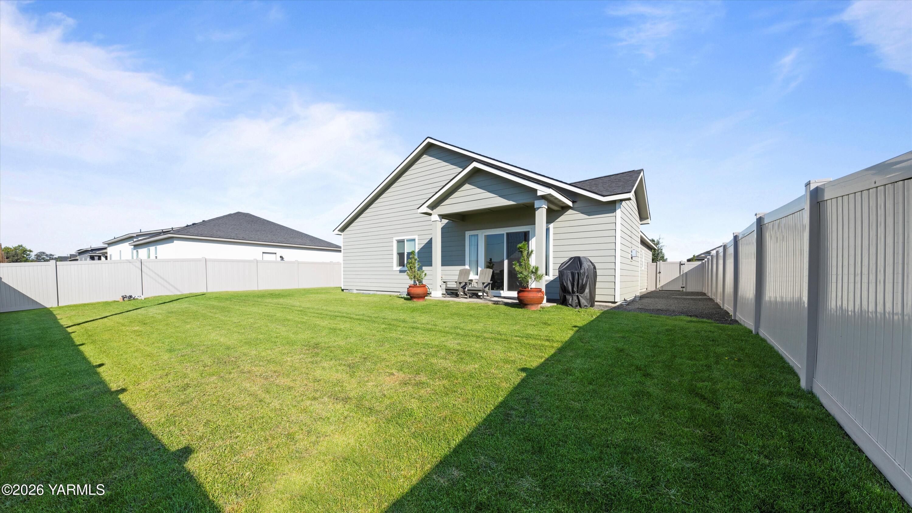 208 Bratton Street Prosser, WA 99350 - Photo 35 of 36 a view of a house with backyard and garden