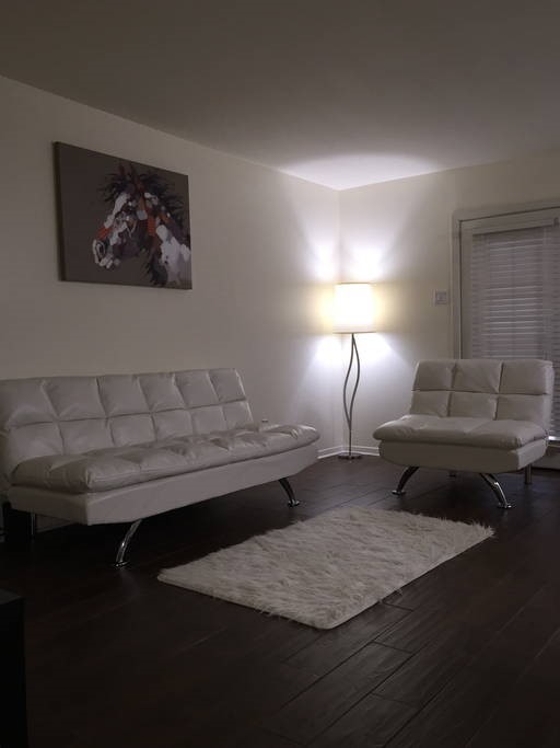 3942 West Alabama Street, Unit 5 Houston, TX 77027 - Photo 4 of 28 a bedroom with a bed and a lamp