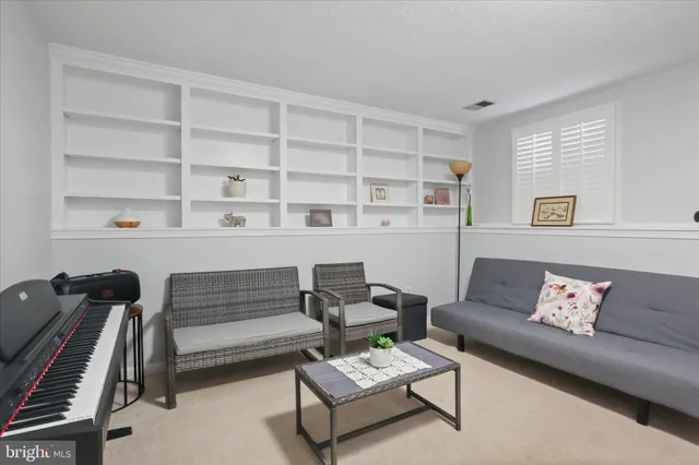 $714,500 | 207 North Laura Anne Drive, Sterling, VA 20164