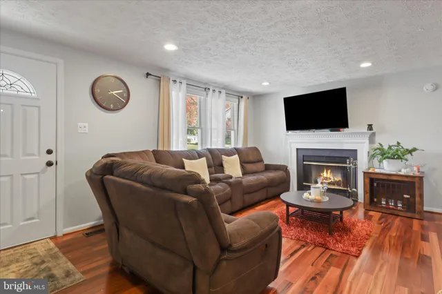 a sign that is sitting on a wall