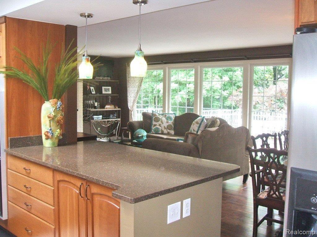 3457 Wendover Road Troy, MI 48084 - Photo 5 of 25 Kitchen Granite Breakfast Bar