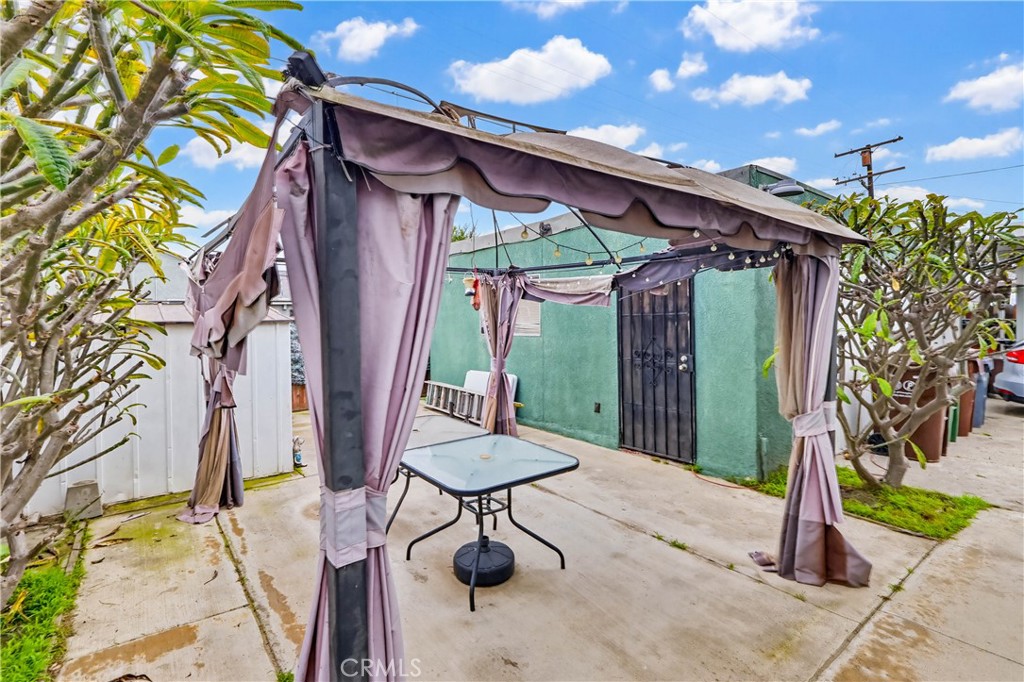 924 West 134th Place Compton, CA 90222 - Photo 42 of 45 a view of an chairs and table in the patio