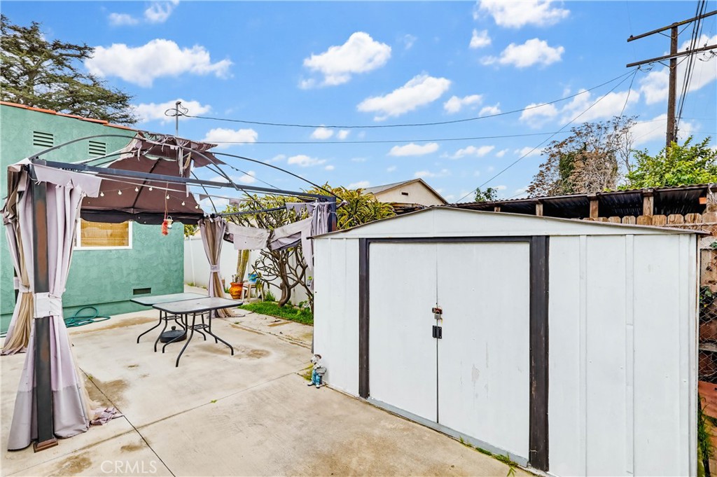 924 West 134th Place Compton, CA 90222 - Photo 43 of 45 a view of a patio with a table and chairs