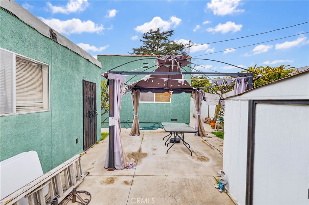 924 West 134th Place Compton, CA 90222 - Photo 44 of 45 a view of a patio with a table and chairs