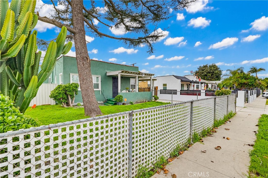 924 West 134th Place Compton, CA 90222 - Photo 5 of 45 a front view of a house having garden