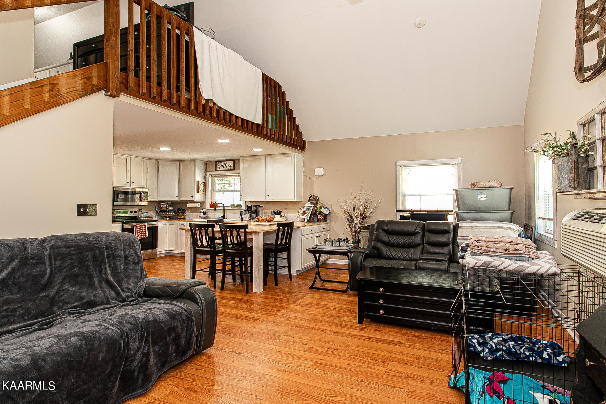 132 Judson Road Heiskell, TN 37754 - Photo 8 of 32 a living room with furniture