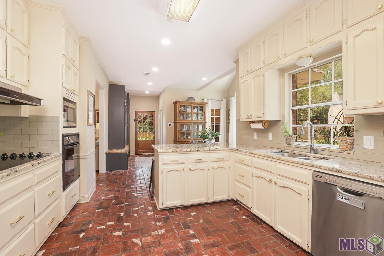 10610 Old Lodge Court Baton Rouge, LA 70817 - Photo 13 of 46 Kitchen with Granite countertops