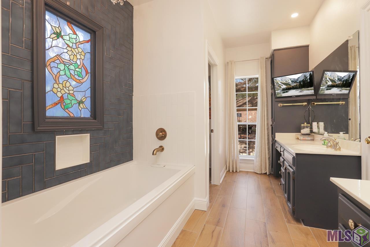 10610 Old Lodge Court Baton Rouge, LA 70817 - Photo 20 of 46 Primary Bathroom