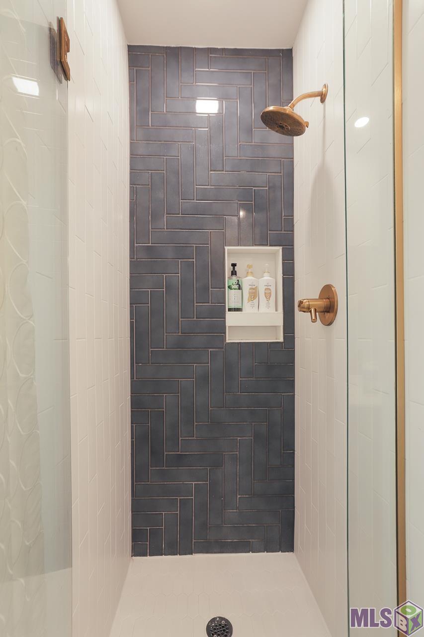 10610 Old Lodge Court Baton Rouge, LA 70817 - Photo 22 of 46 Primary Shower