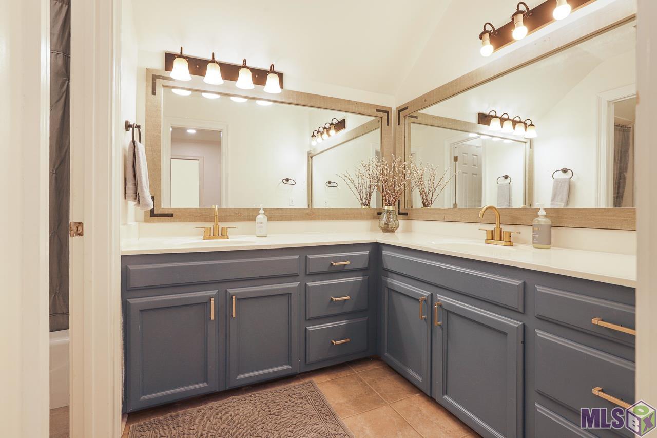 10610 Old Lodge Court Baton Rouge, LA 70817 - Photo 32 of 46 Jack and Jill Bath