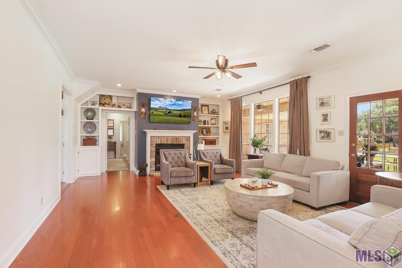 10610 Old Lodge Court Baton Rouge, LA 70817 - Photo 7 of 46 Living room
