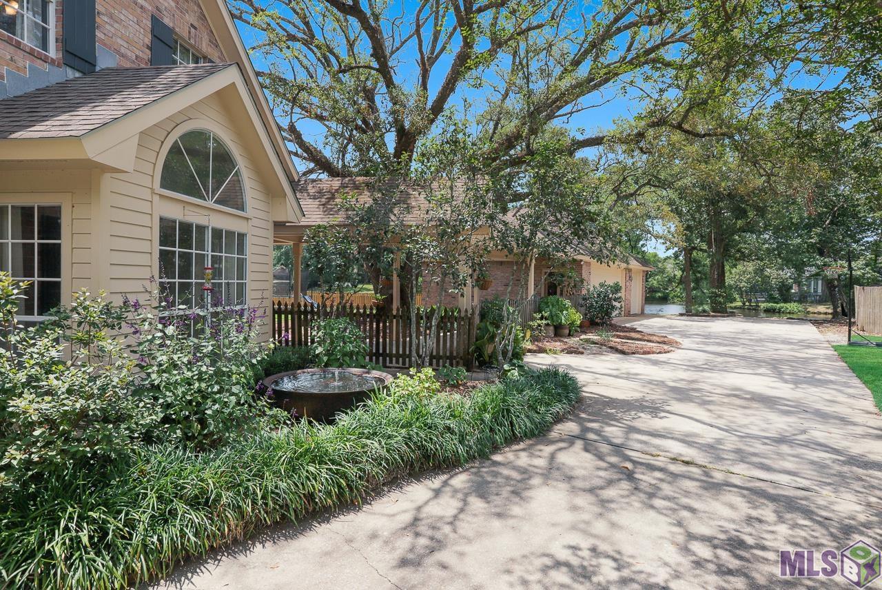 10610 Old Lodge Court Baton Rouge, LA 70817 - Photo 10 of 46 Driveway