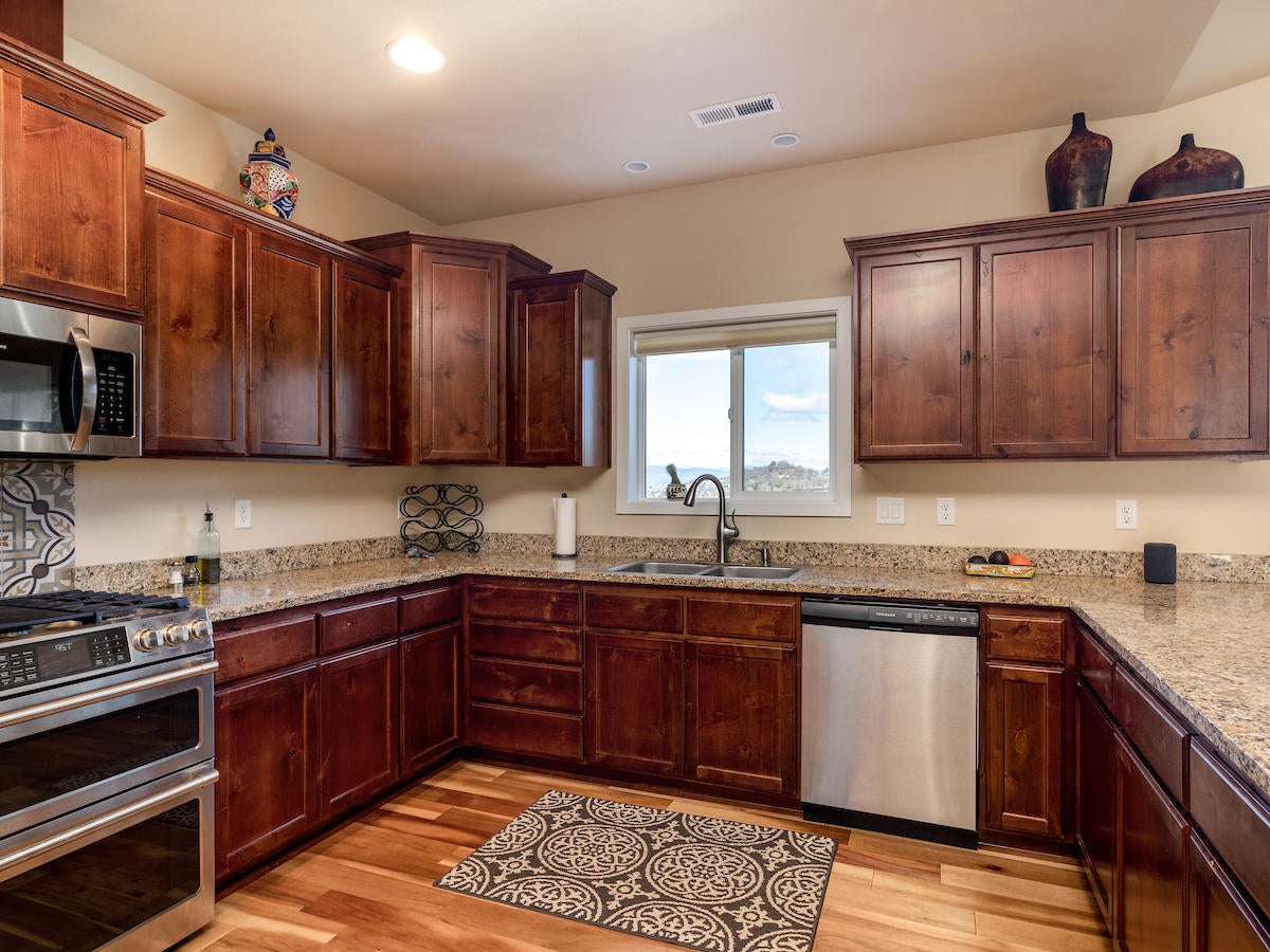 1318 Poppy Ridge Drive Eagle Point, OR 97524 - Photo 12 of 35 13