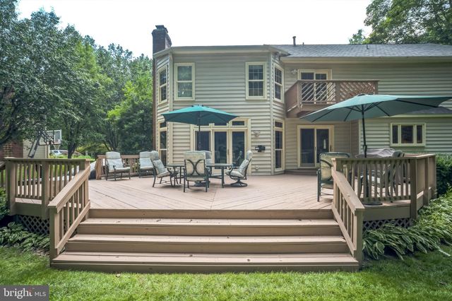 a view of a house with backyard and porch