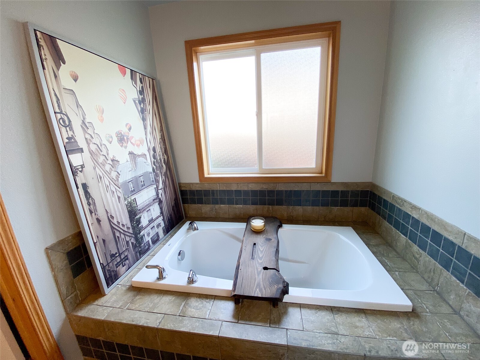 217 Noble Street Sumas, WA 98295 - Photo 13 of 19 a view of bathroom with tub and window