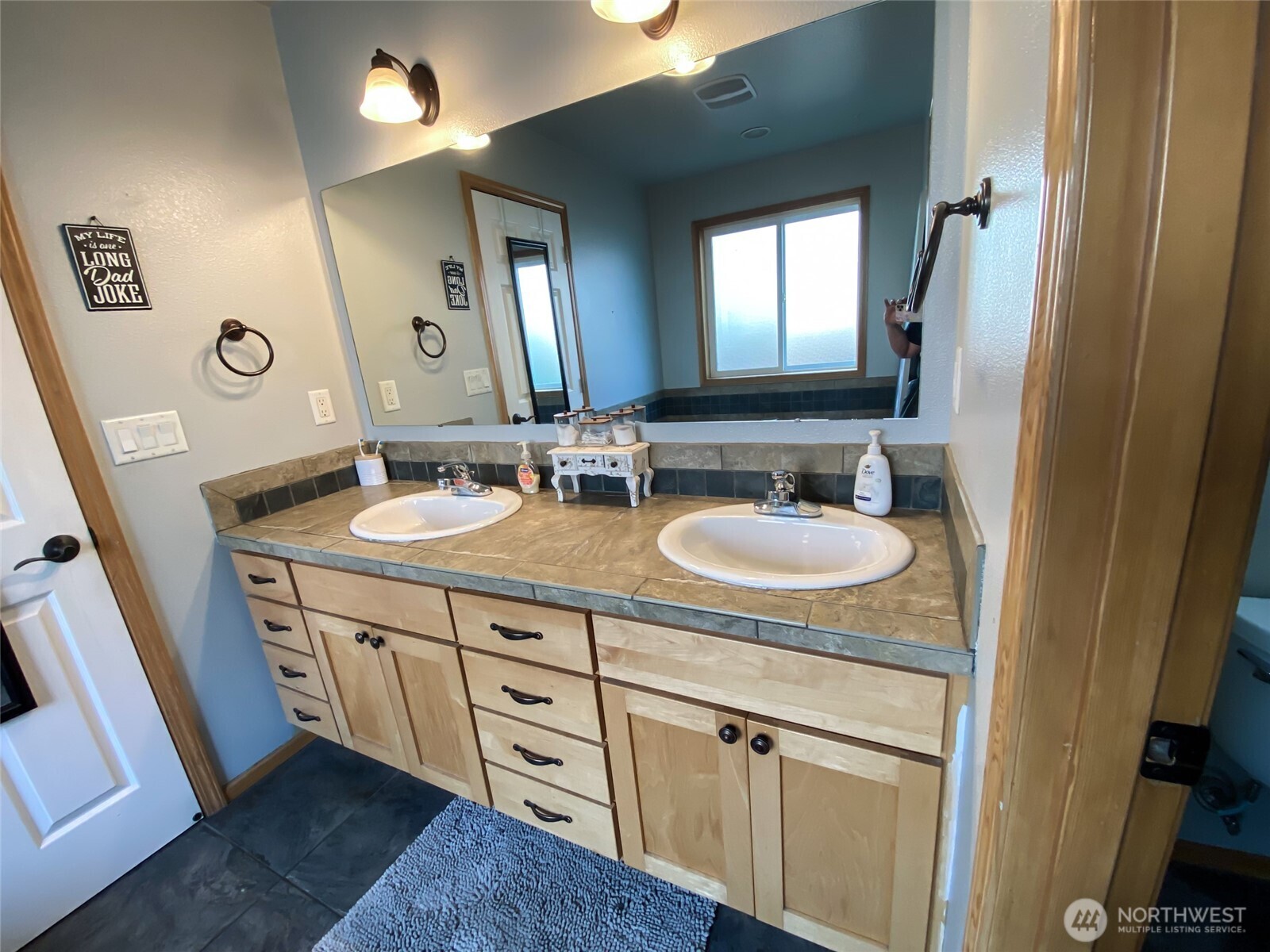217 Noble Street Sumas, WA 98295 - Photo 14 of 19 a bathroom with 2 sink and a mirror