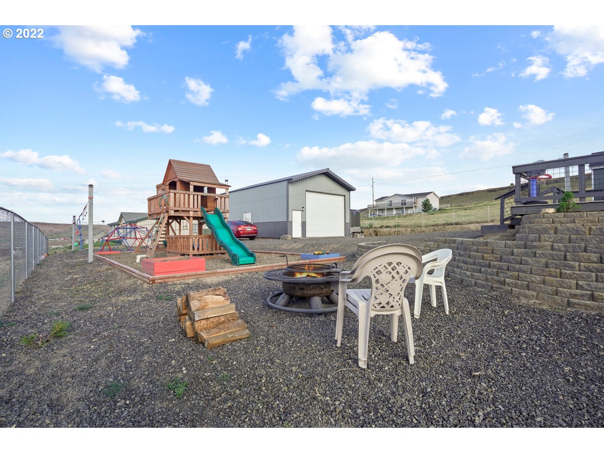 1370 Childers Road Arlington, OR 97812 - Photo 25 of 31 a play room with furniture
