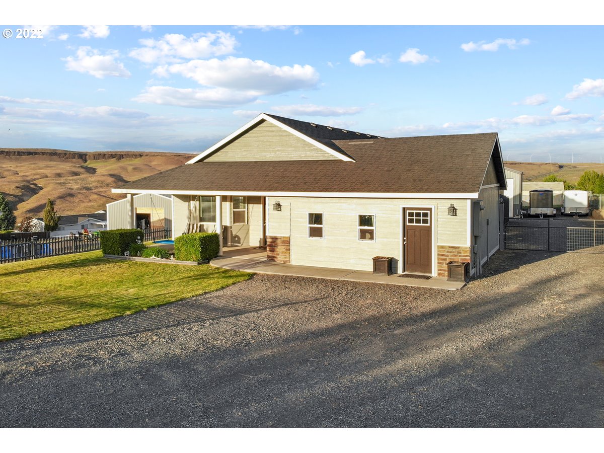 1370 Childers Road Arlington, OR 97812 - Photo 31 of 31 a view of a yard in front of house