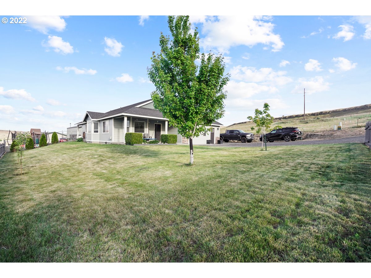1370 Childers Road Arlington, OR 97812 - Photo 4 of 31 a view of a house with a yard