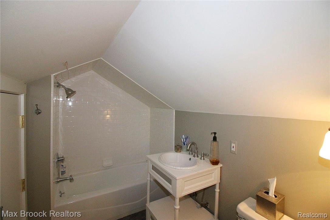38 Ridge Road Pleasant Ridge, MI 48069 - Photo 30 of 43 3rd Floor Full Bathroom
