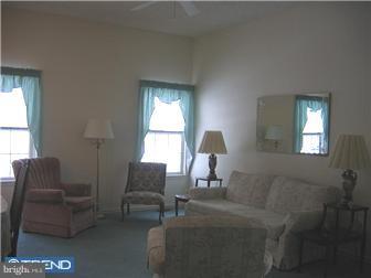 401 Paradise Road Williamstown, NJ 08094 - Photo 4 of 12 Living Room