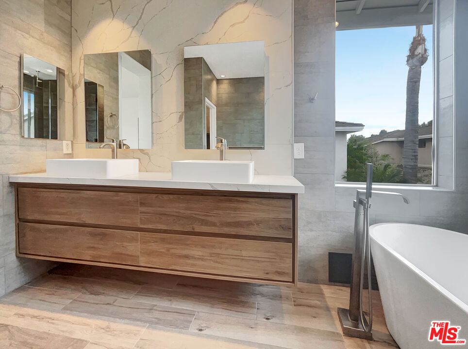 125 Lakeside Drive Buena Park, CA 90621 - Photo 48 of 57 a bathroom with a sink and a bathtub