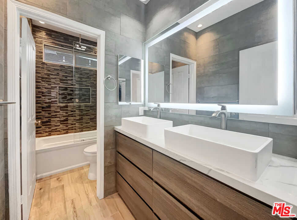 125 Lakeside Drive Buena Park, CA 90621 - Photo 54 of 57 a bathroom with a sink and a bathtub