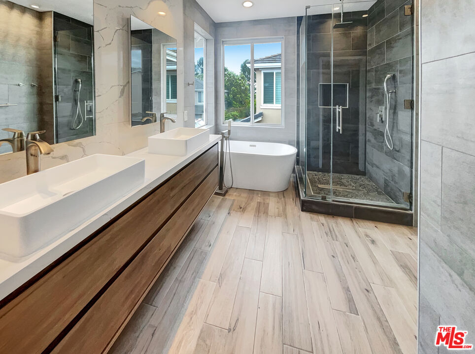 125 Lakeside Drive Buena Park, CA 90621 - Photo 7 of 57 a spacious bathroom with a double vanity sink a large mirror and bathtub