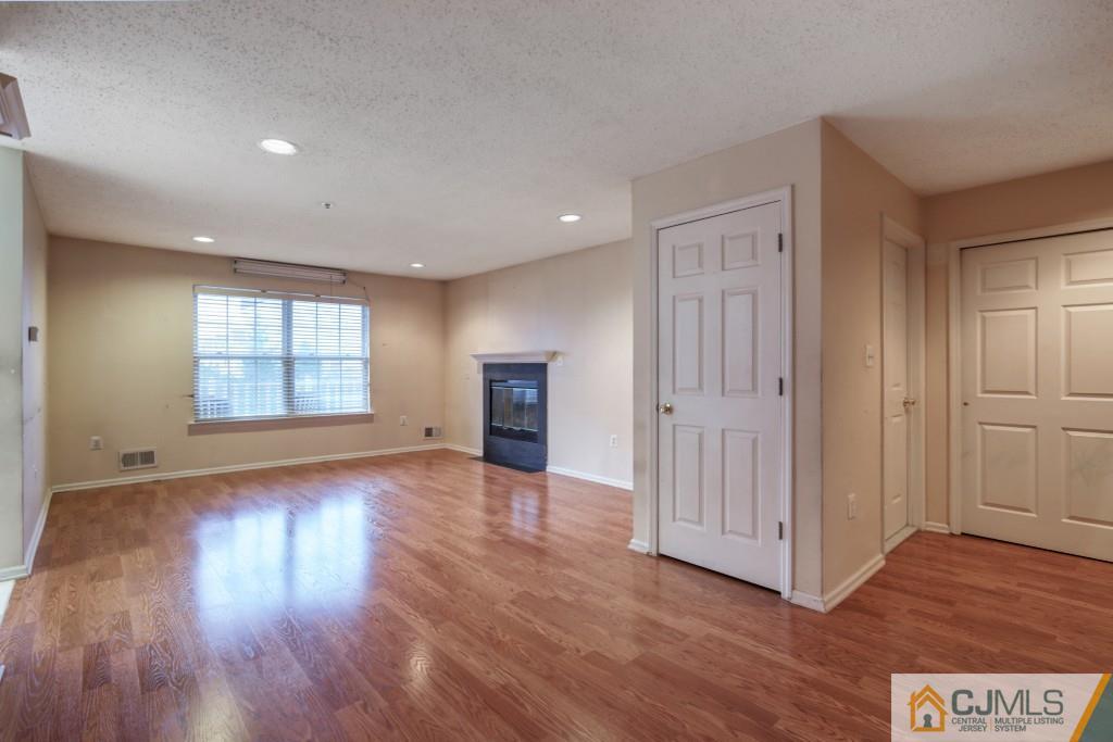 35 Prestwick Way Edison, NJ 08820 - Photo 4 of 25 Gallery Image 4