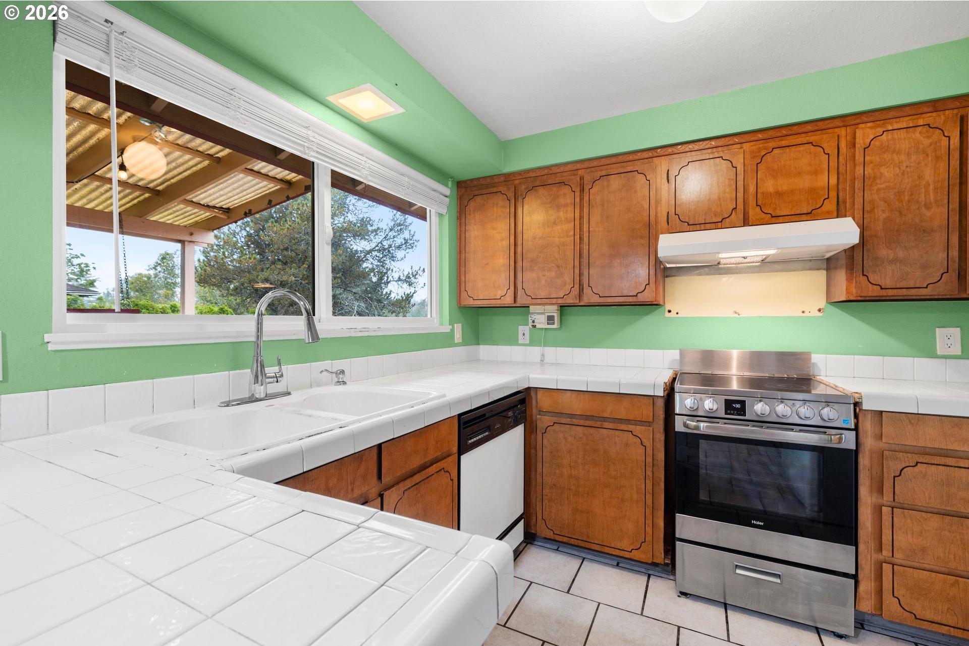 586 Southwest 6th Street Gresham, OR 97080 - Photo 11 of 42 Gallery Image 11