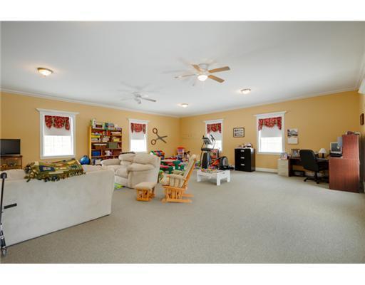 26 Pond Ridge Drive Lewiston, ME 04240 - Photo 12 of 35 Den/Family/Great Room.