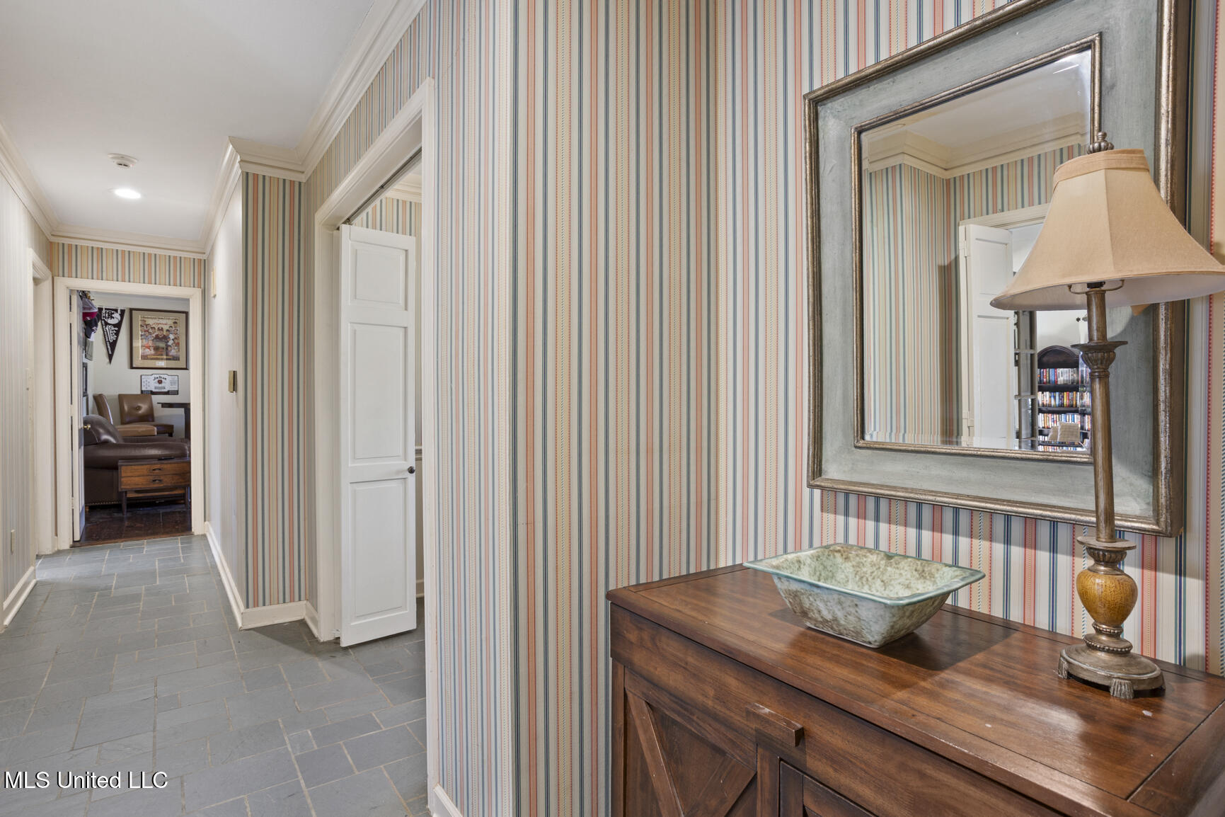 1431 Roxbury Place Jackson, MS 39211 - Photo 5 of 25 Hallway