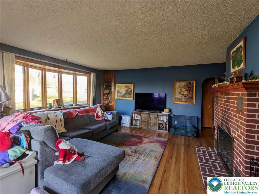 538 Belfast Road Nazareth, PA 18064 - Photo 10 of 25 a living room with furniture and a flat screen tv