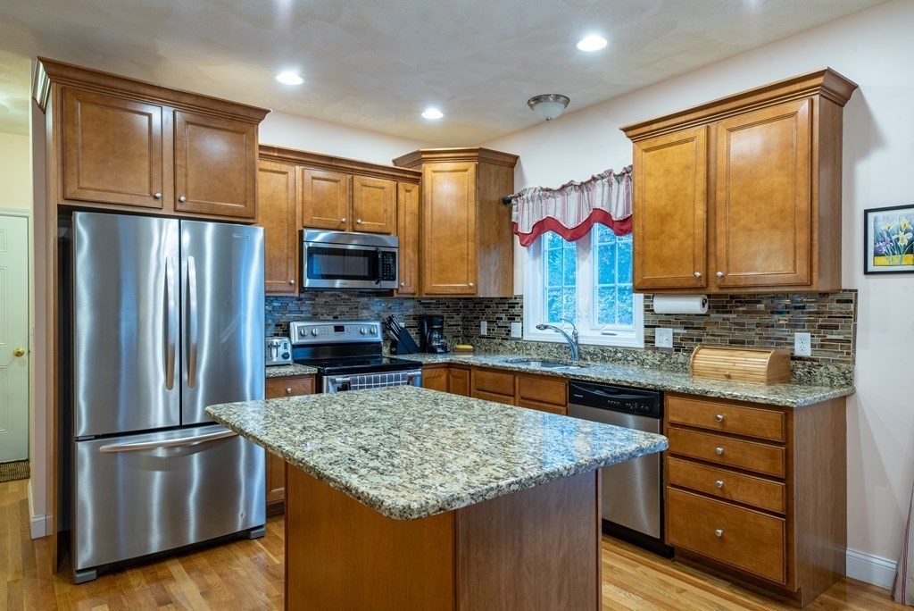 8 West Ledge Road Clinton, MA 01510 - Photo 3 of 17