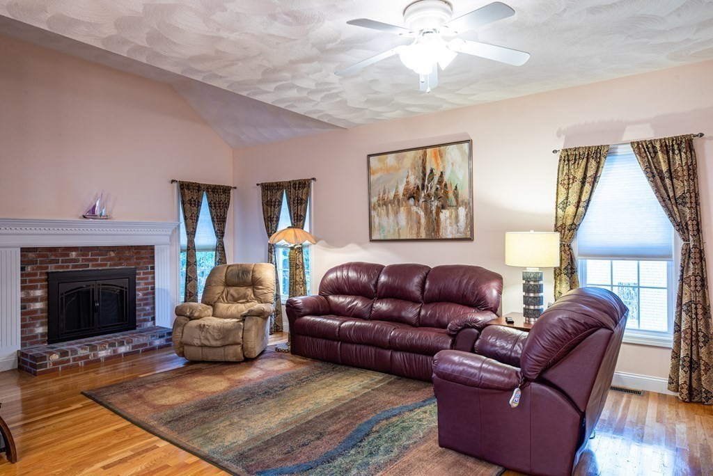 8 West Ledge Road Clinton, MA 01510 - Photo 4 of 17