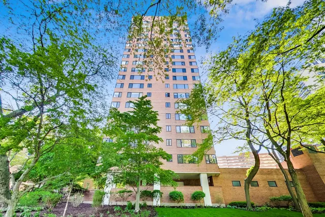 $2,150 | 3100 North Lake Shore Drive, Unit 1506, Chicago, IL 60657
